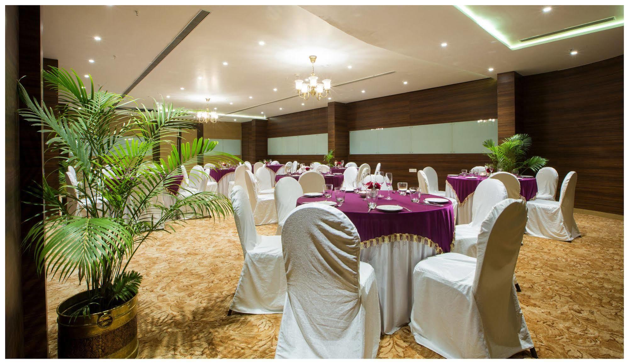 Tulip Inn Bangalore Bagian luar foto